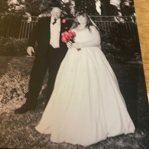 Beautiful David’s bridal wedding dress strapless. White. With belt attached.